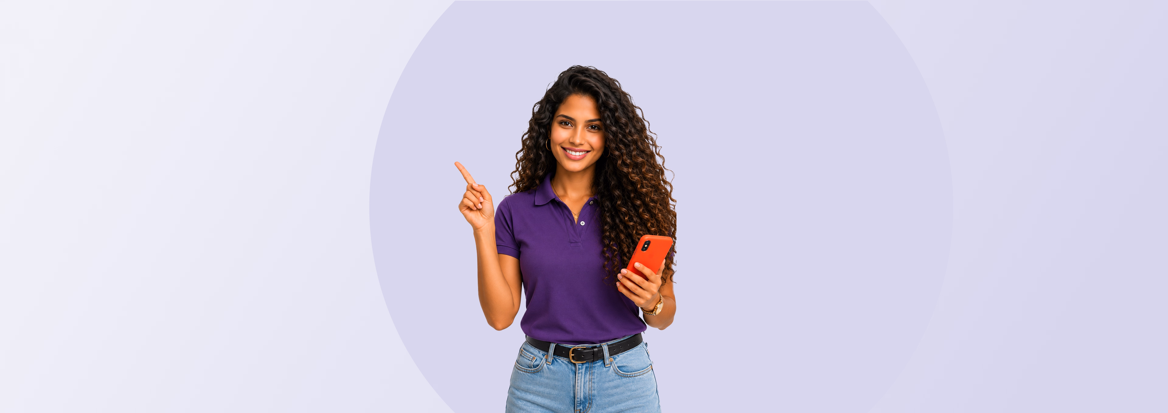 Mujer sosteniendo un teléfono inteligente y señalando un pasillo, que representa una solicitud de préstamo rápida y conveniente en línea.